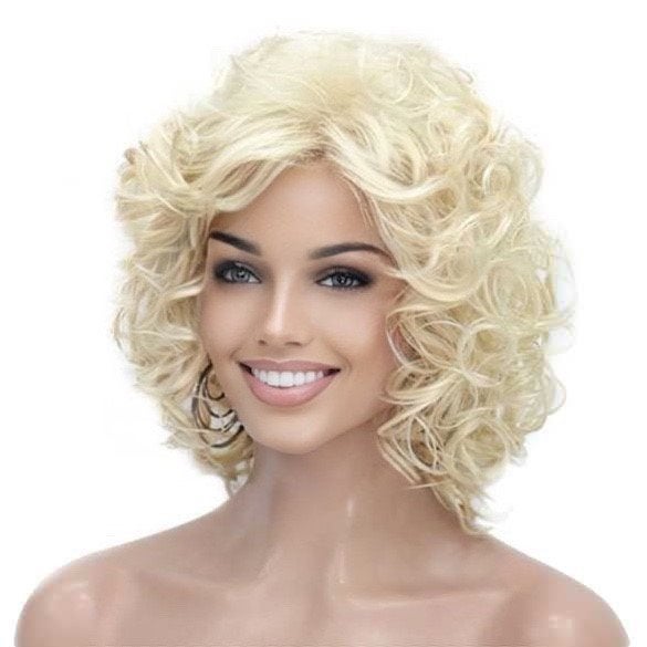 Pruik schouderlang krullend haar kleur lichtblond, Verzenden, Nieuw