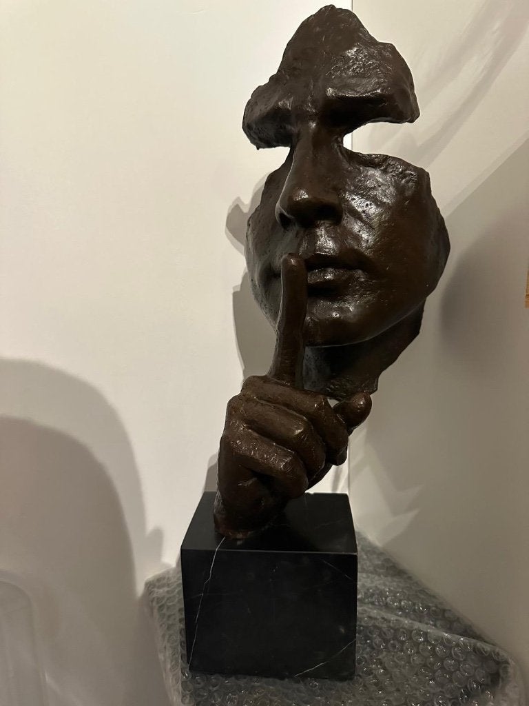 Bronzen beeld man met vinger voor de mond, Antiek en Kunst, Ophalen, 50 - 100 cm, Brons, Beeld