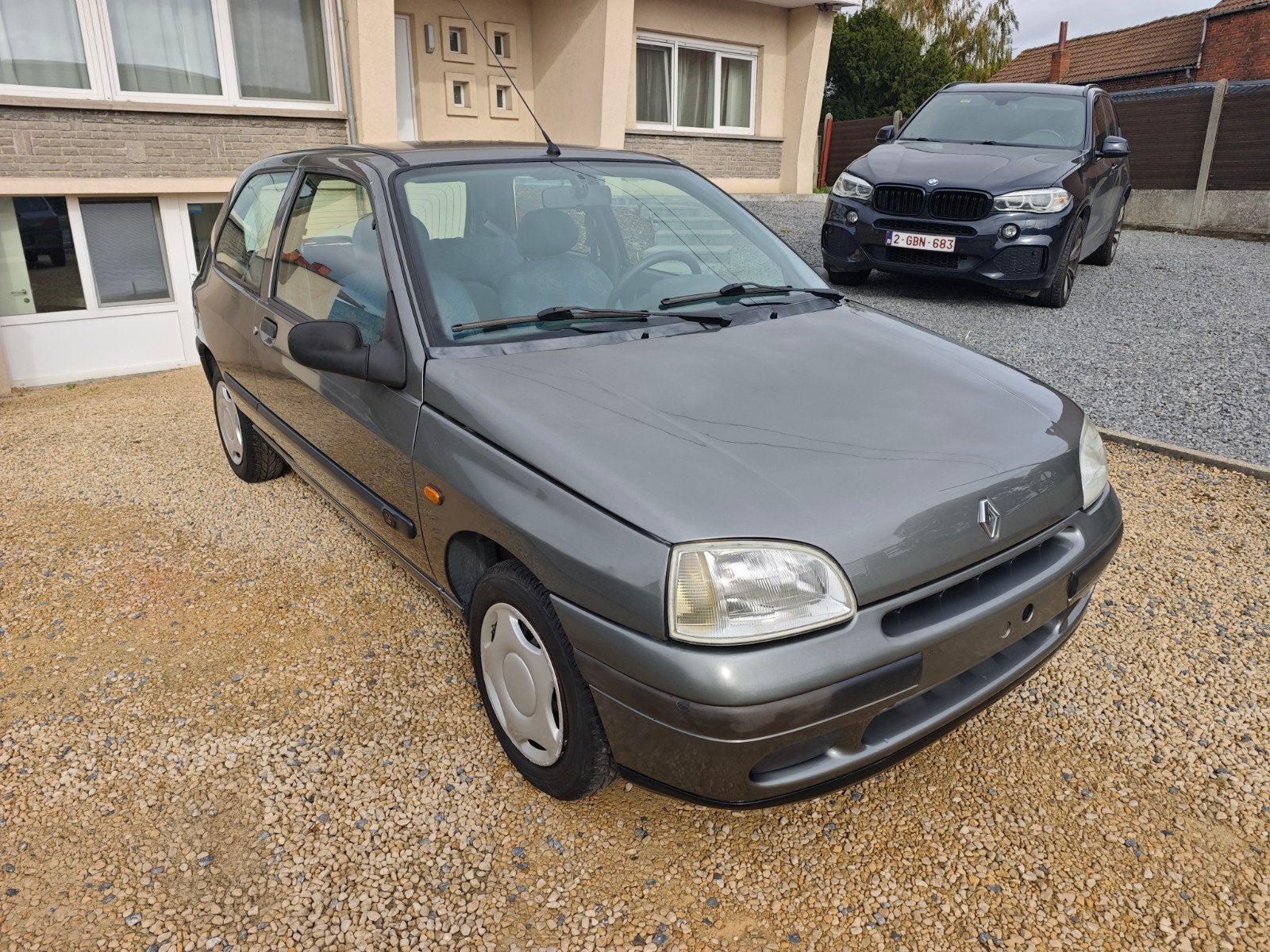 * Renault Clio * Automatique * Youngtimer *, Autos, Argent ou Gris, Achat, Entretenue par le concessionnaire, 5 places
