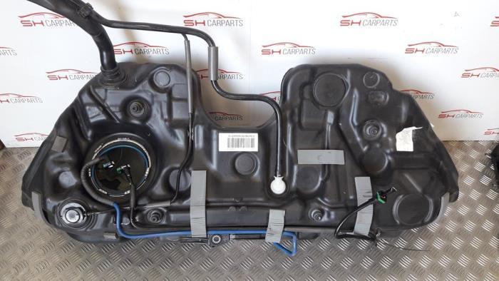Réservoir de carburant d'un Mercedes E-Klasse, 3 mois de garantie, Utilisé, -, -