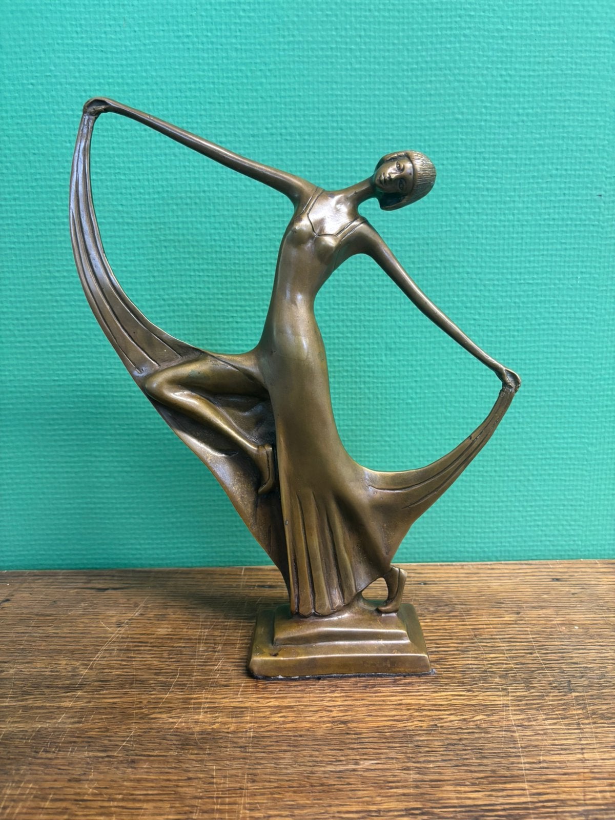 Danseuse en bronze antique, Enlèvement