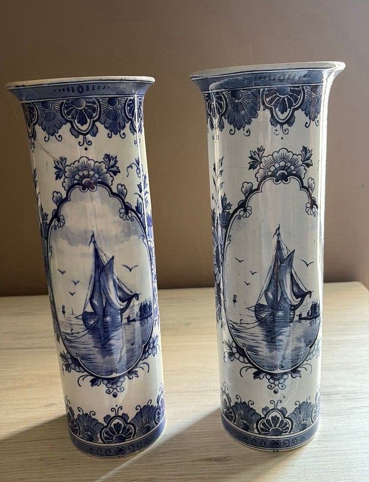 Delfts blauwe cilindervazen met scheepsdecor gerestaureerd, Ophalen of Verzenden