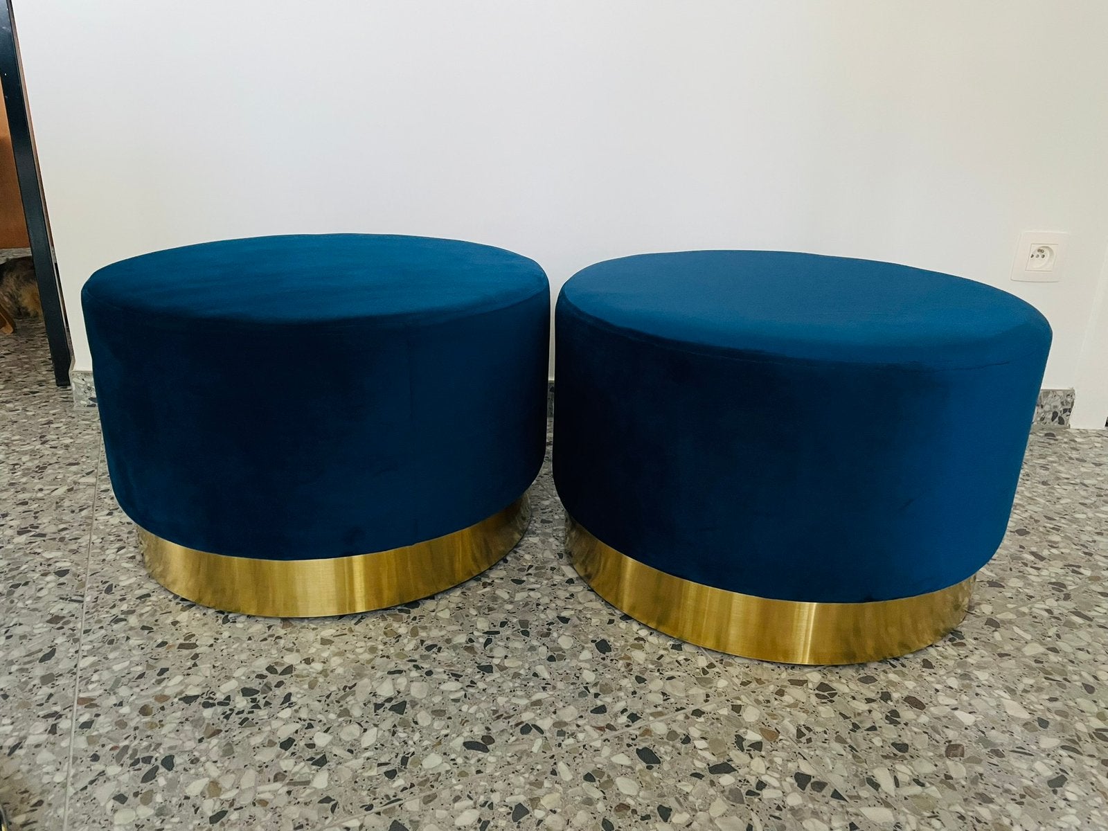 Paire de poufs Invicta Interior, velours bleu à l'état neuf, Enlèvement, Comme neuf