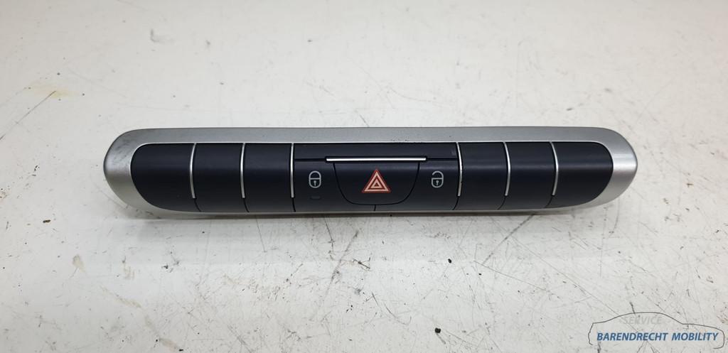 Interrupteur de feux de d tresse W451 Smart Fortwo CPV 45182, Mercedes-Benz AG, Utilisé, Mercedesstrasse 120
70372  Stuttgart, DE