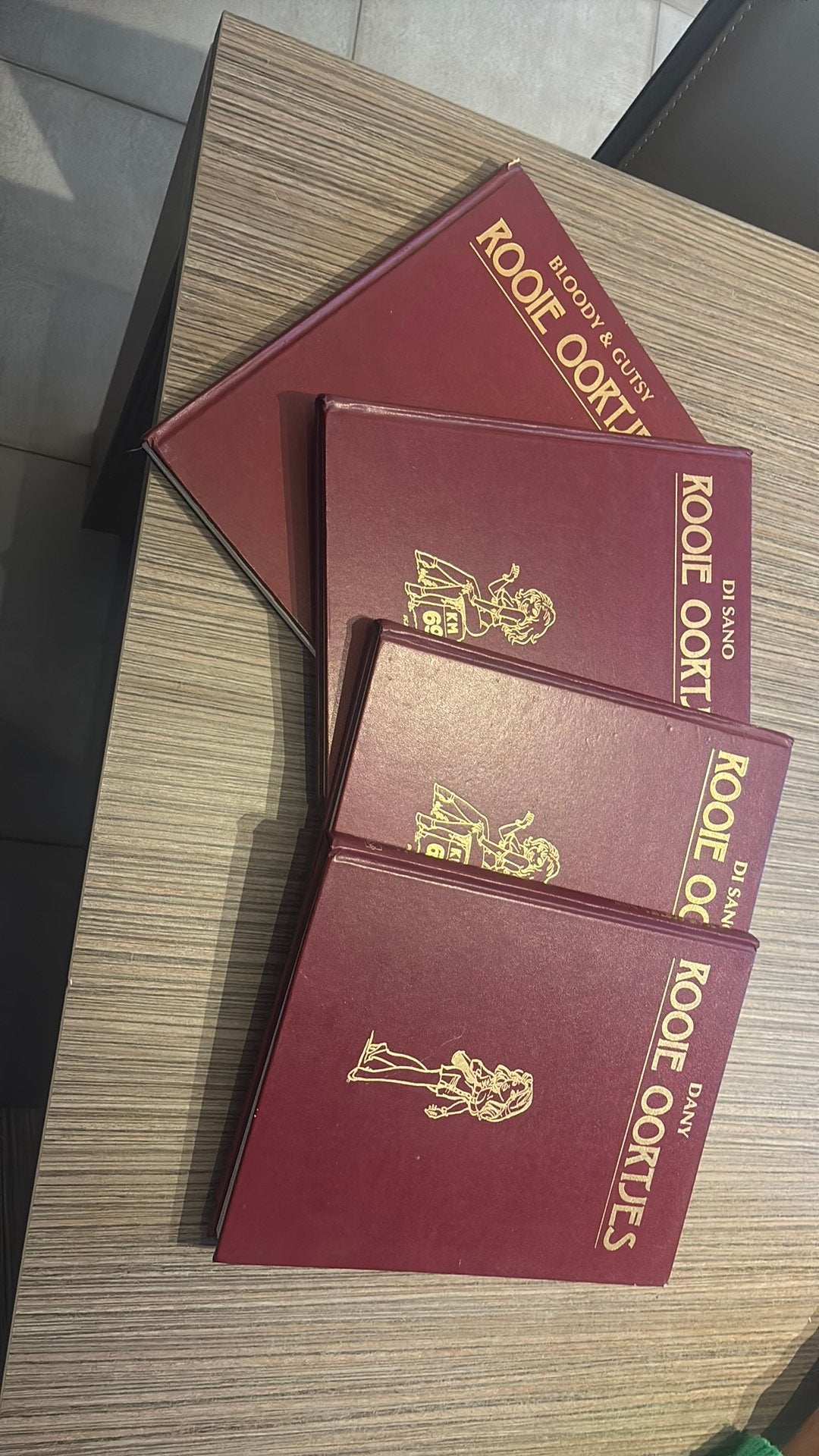 Rooie oortjes hardcover nr 1,2,3 &4, Boeken, Ophalen of Verzenden, Gelezen
