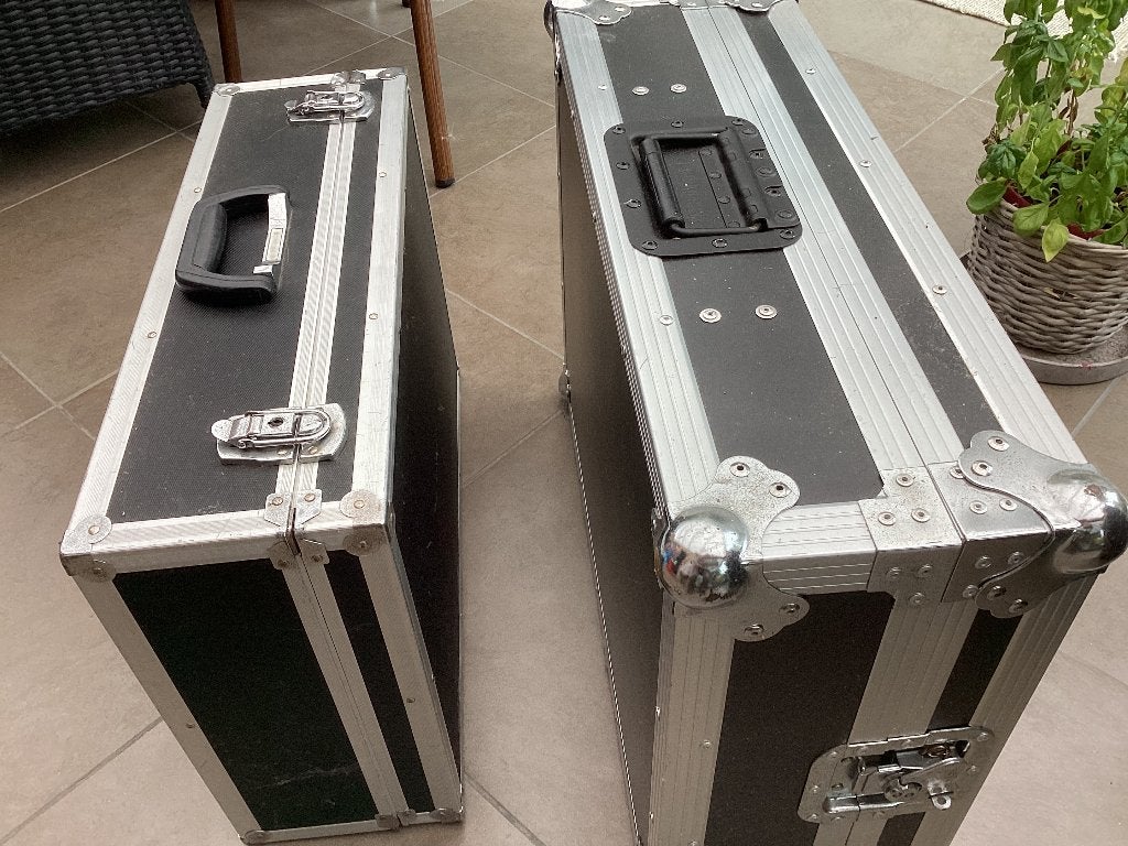 Twee flight cases met of zonder  CD’s, CD & DVD, CD | Pop, Enlèvement, Comme neuf, Autres genres, Coffret