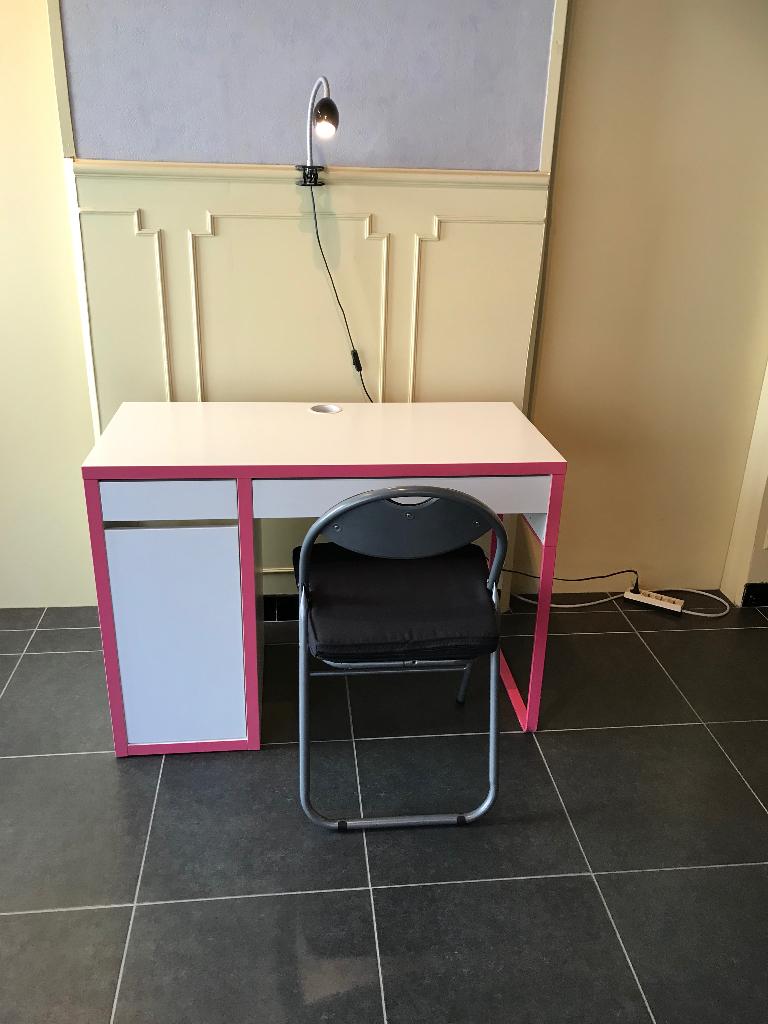 Wit en roze bureau + comfortabele stoel + LED-lamp met clip, Ophalen, Met lades, 105 cm, Spaanplaat of MDF