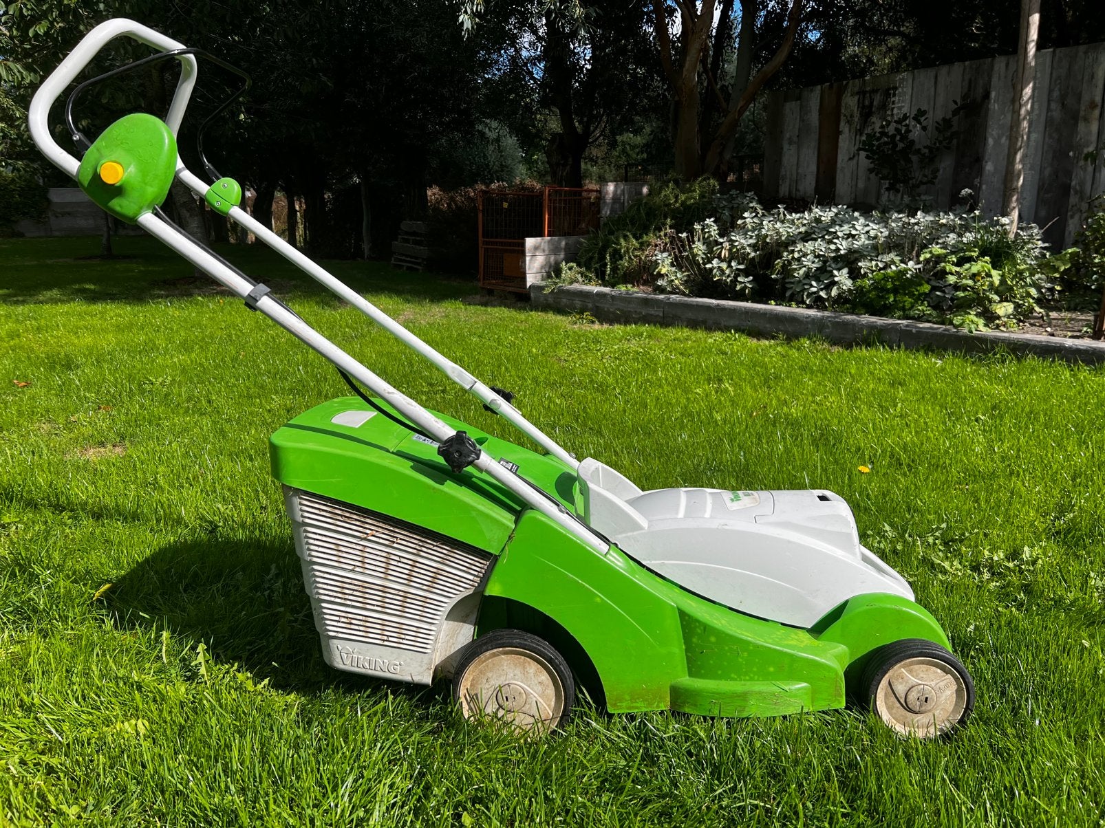 Viking/stihl ( stihl batterij ap120 en stihl oplader, Ophalen, Cirkelmaaier, Gebruikt, Accu-grasmaaier
