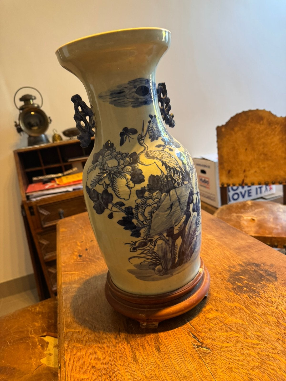 Grote Chinese blauw-witte porseleinen vaas met houten sokkel, Antiek en Kunst, Ophalen