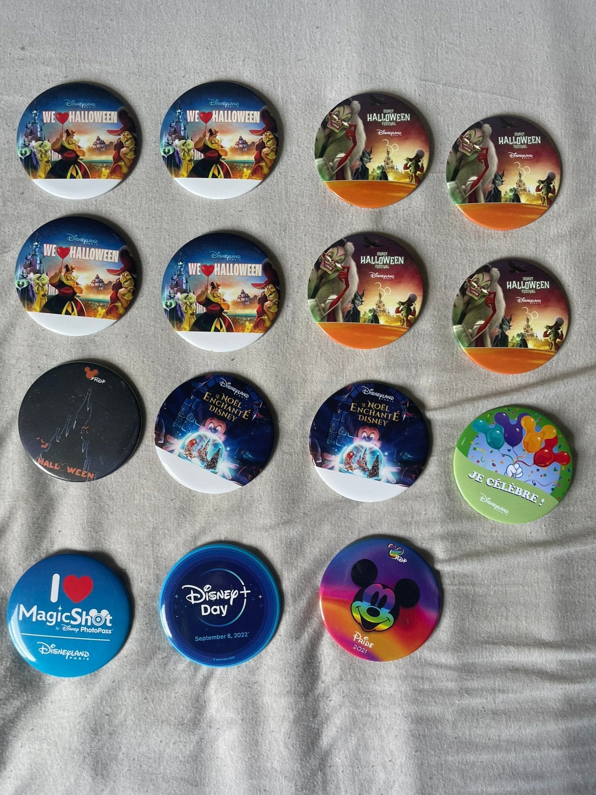 Lot de 15 badges Disneyland Paris (prix variable), Collections, Broches, Pins & Badges, Comme neuf, Insigne ou Pin's, Marque, Envoi