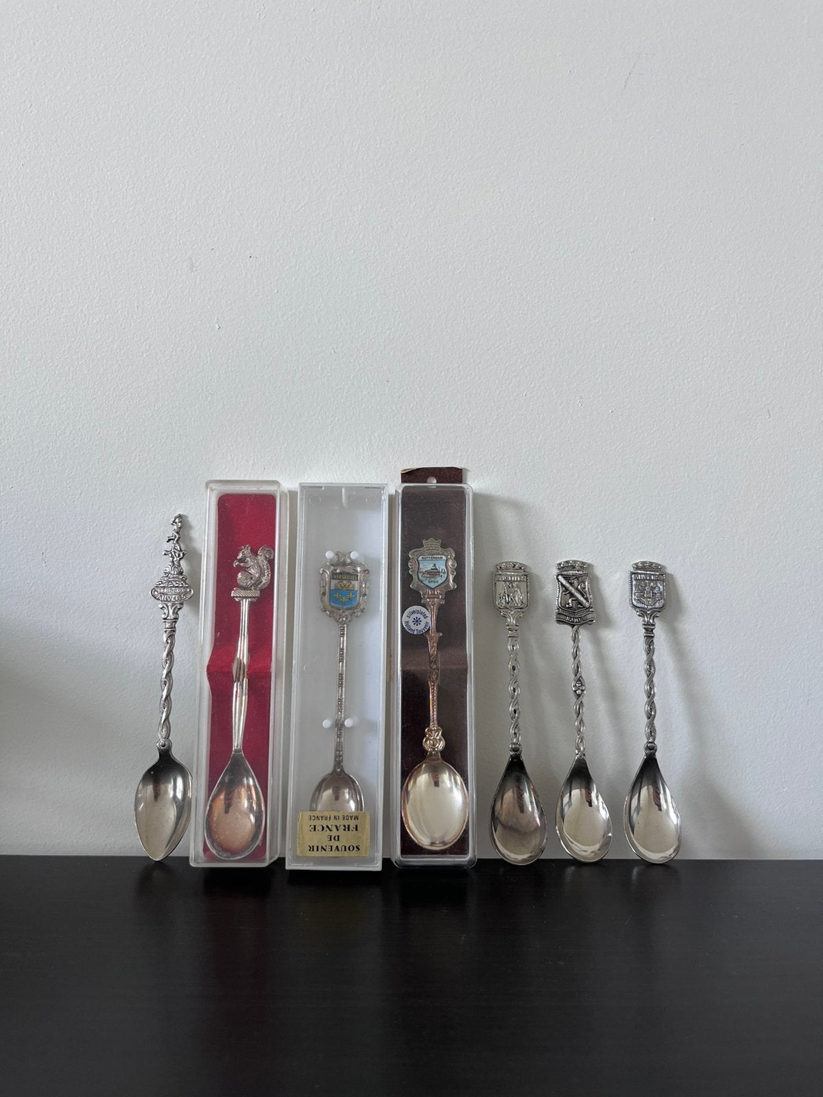 Set 7 souvenir lepeltjes – verzamelobjecten – wapenschilden, Verzamelen, Overige Verzamelen, Zo goed als nieuw, Ophalen of Verzenden