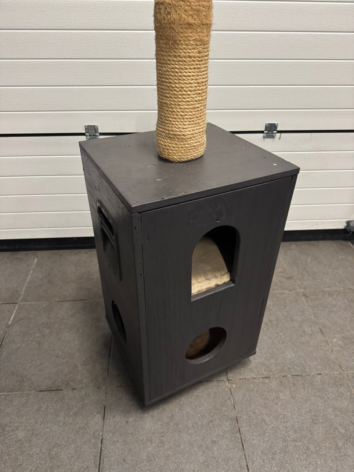 Slaapbak/speelbak katten, Ophalen, Zo goed als nieuw