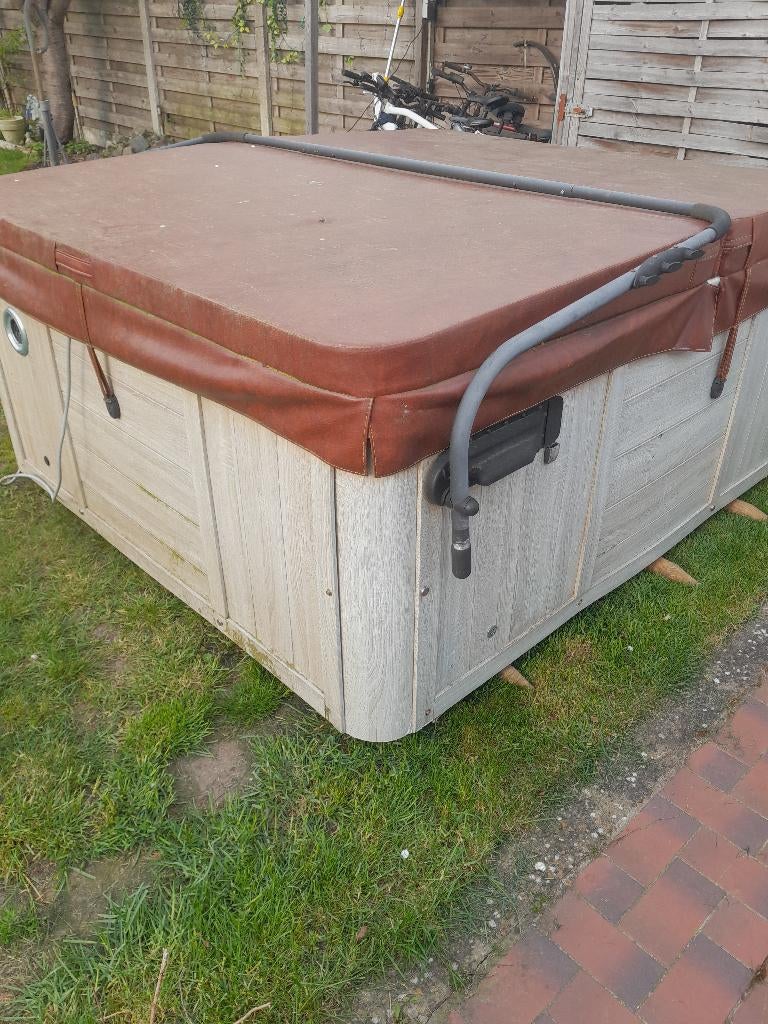 jacuzzi / spa te koop, Ophalen, Gebruikt, Trap, Vast