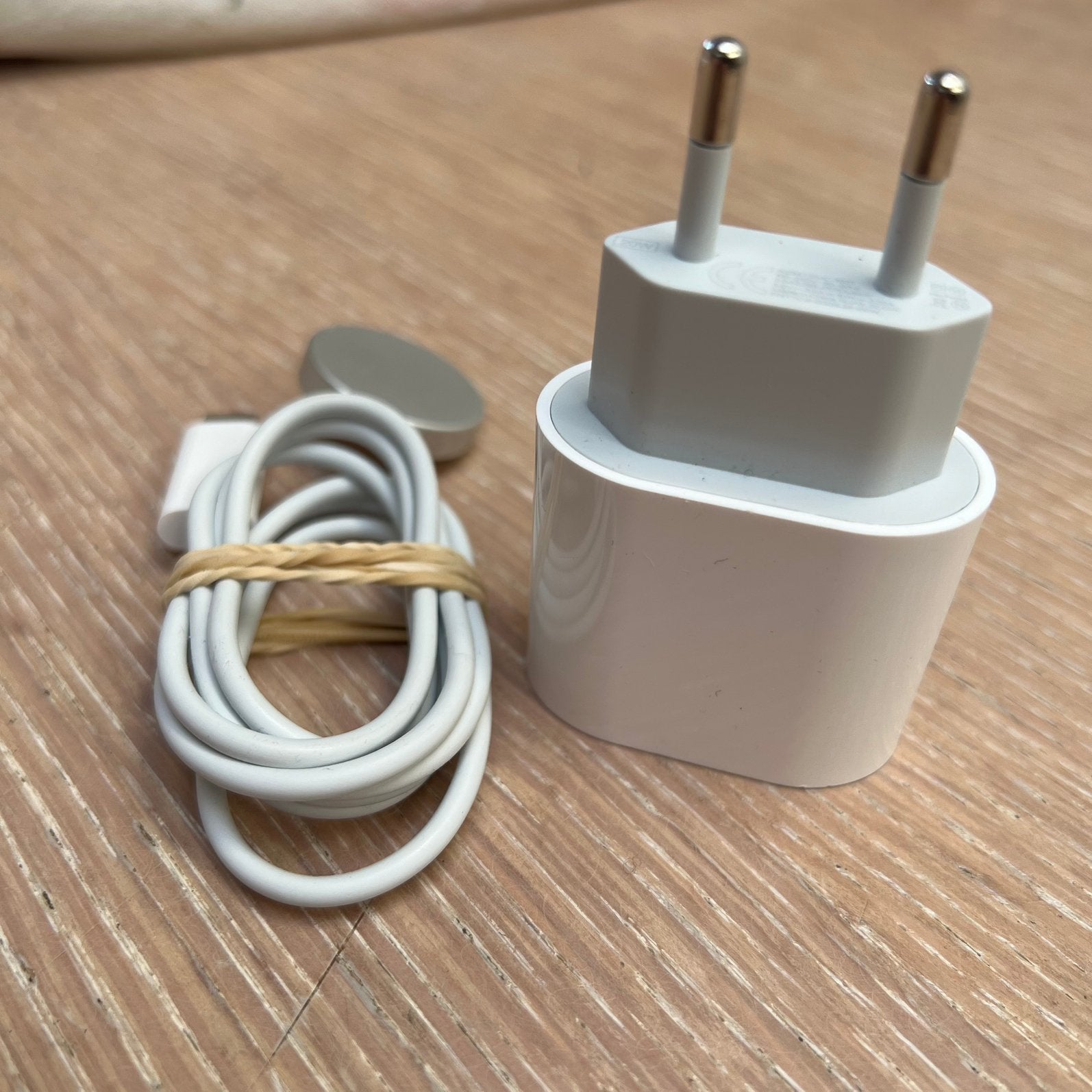 Chargeur USB-C pour Apple Watch + adaptateur Apple d'origine, Enlèvement ou Envoi, Comme neuf