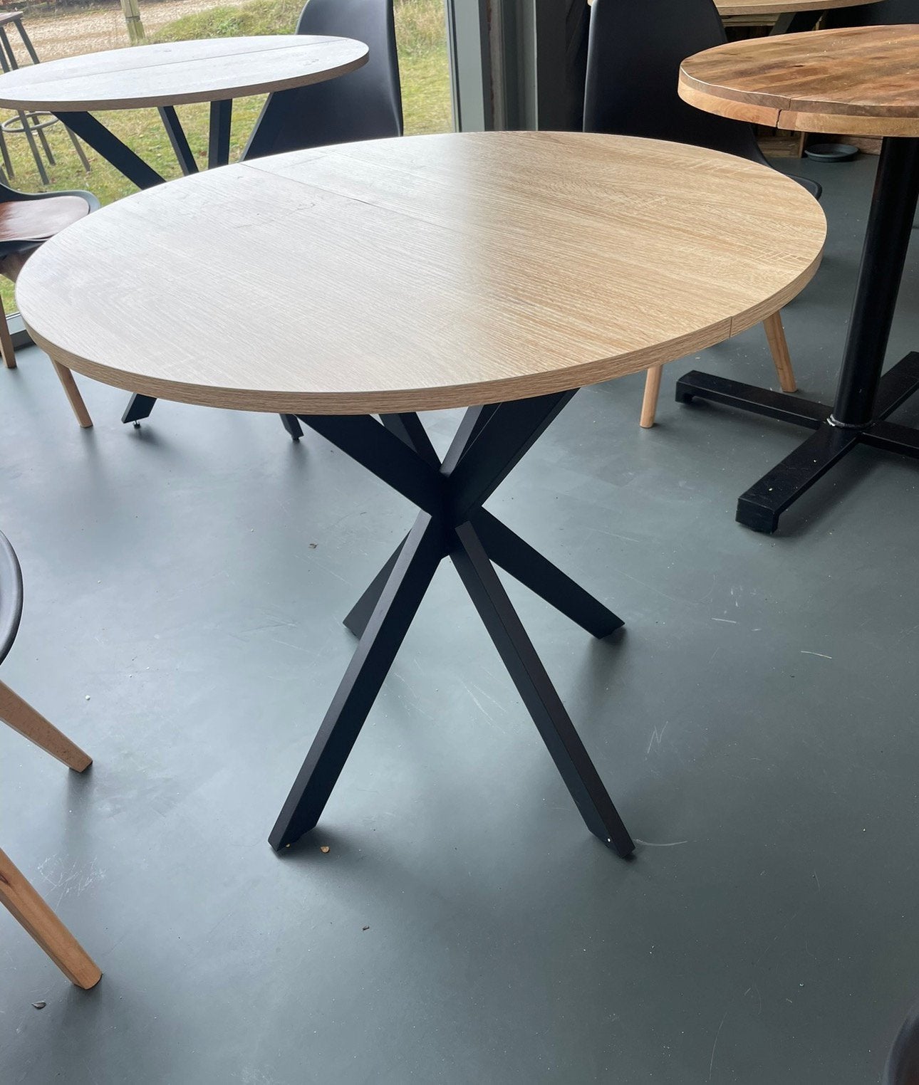 Ronde tafel met spinnenpoot 110 cm, Huis en Inrichting, Ophalen, Zo goed als nieuw