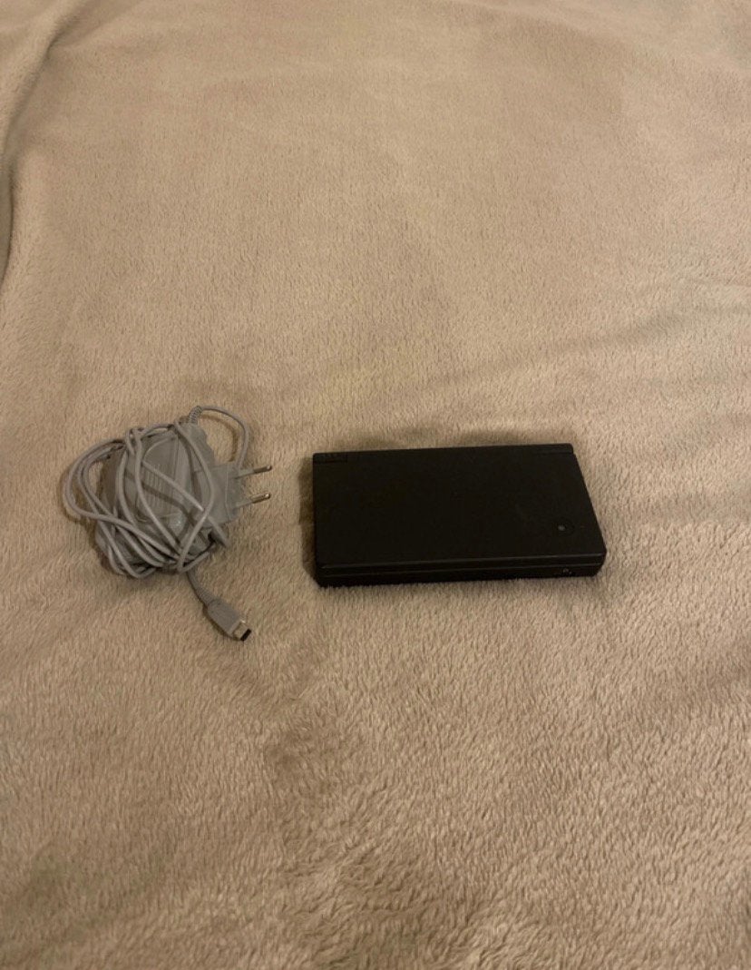 Nintendo DS + R4 kaart + lader, Consoles de jeu & Jeux vidéo, Envoi, Comme neuf, Avec jeux