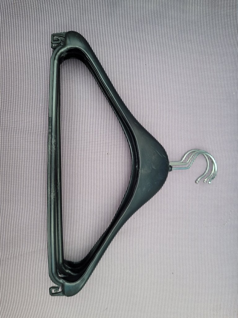 3 kleerhangers zwart met broekenstang E38 CARNAZZI, Ophalen, Gebruikt, Kunststof, Volwassenen