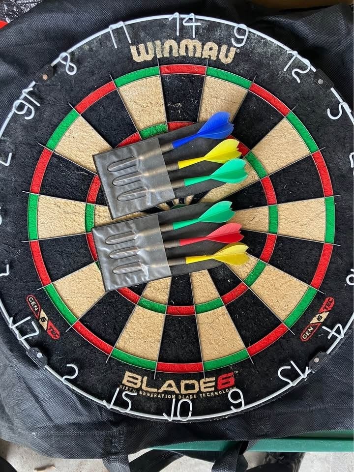 Winmau Blade 6 avec 2 séries de flèches, Enlèvement, Utilisé, Fléchettes