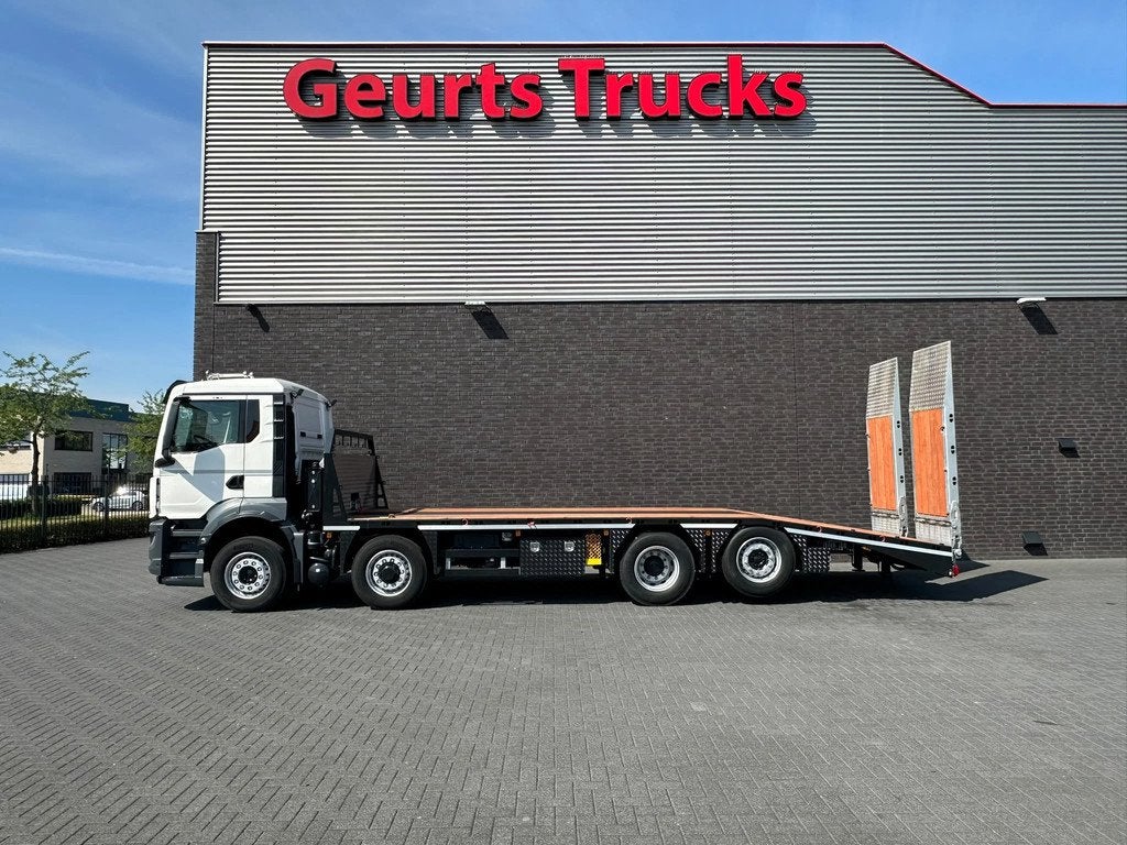 MAN TGS 35.520 8X2 OPRIJWAGEN/MACHINE TRANSPORTER/PLATEAU/, Automaat, Euro 6, MAN, Wit