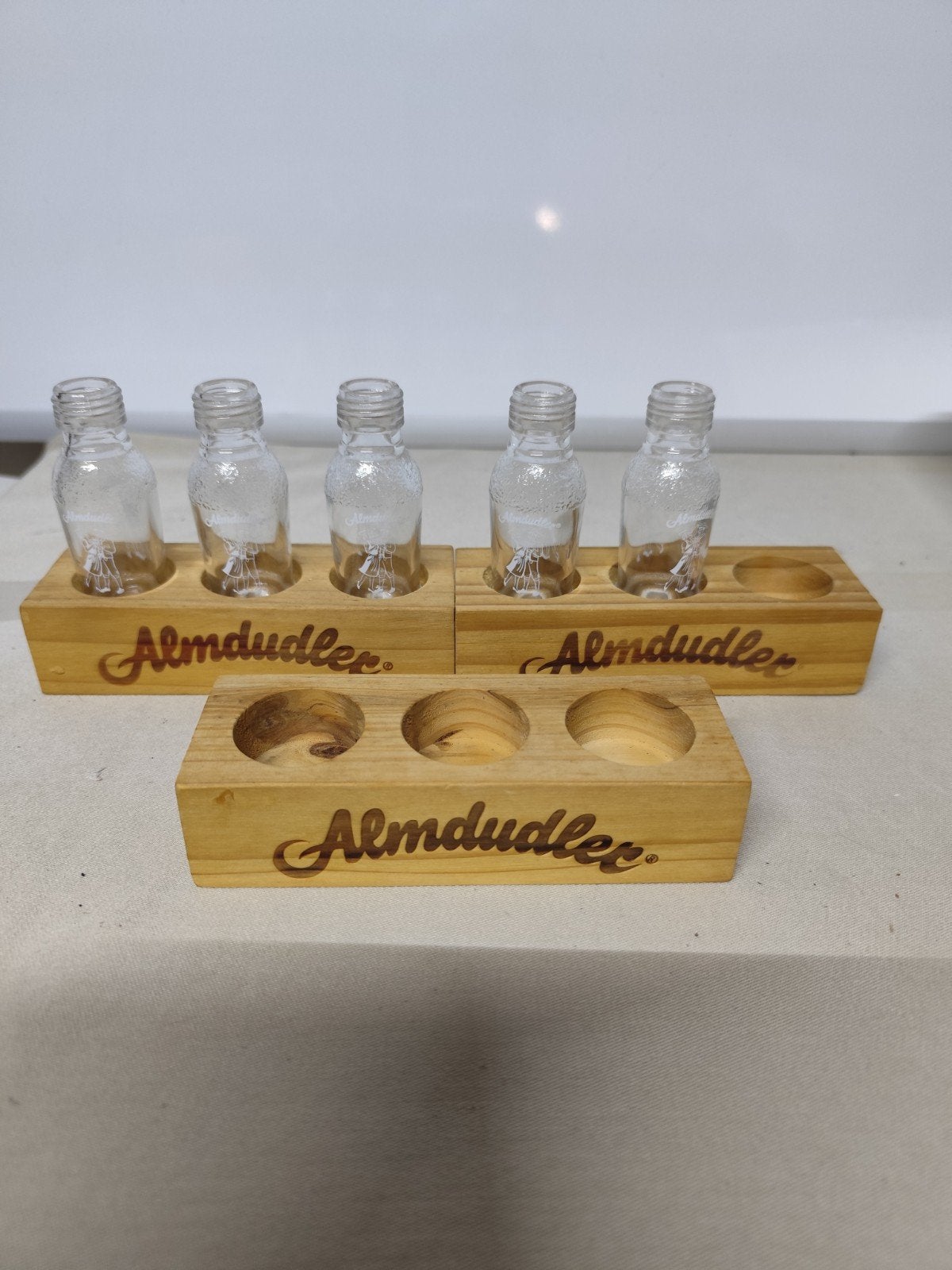 Almdudler tafel potjes op houten sokkel., Ophalen