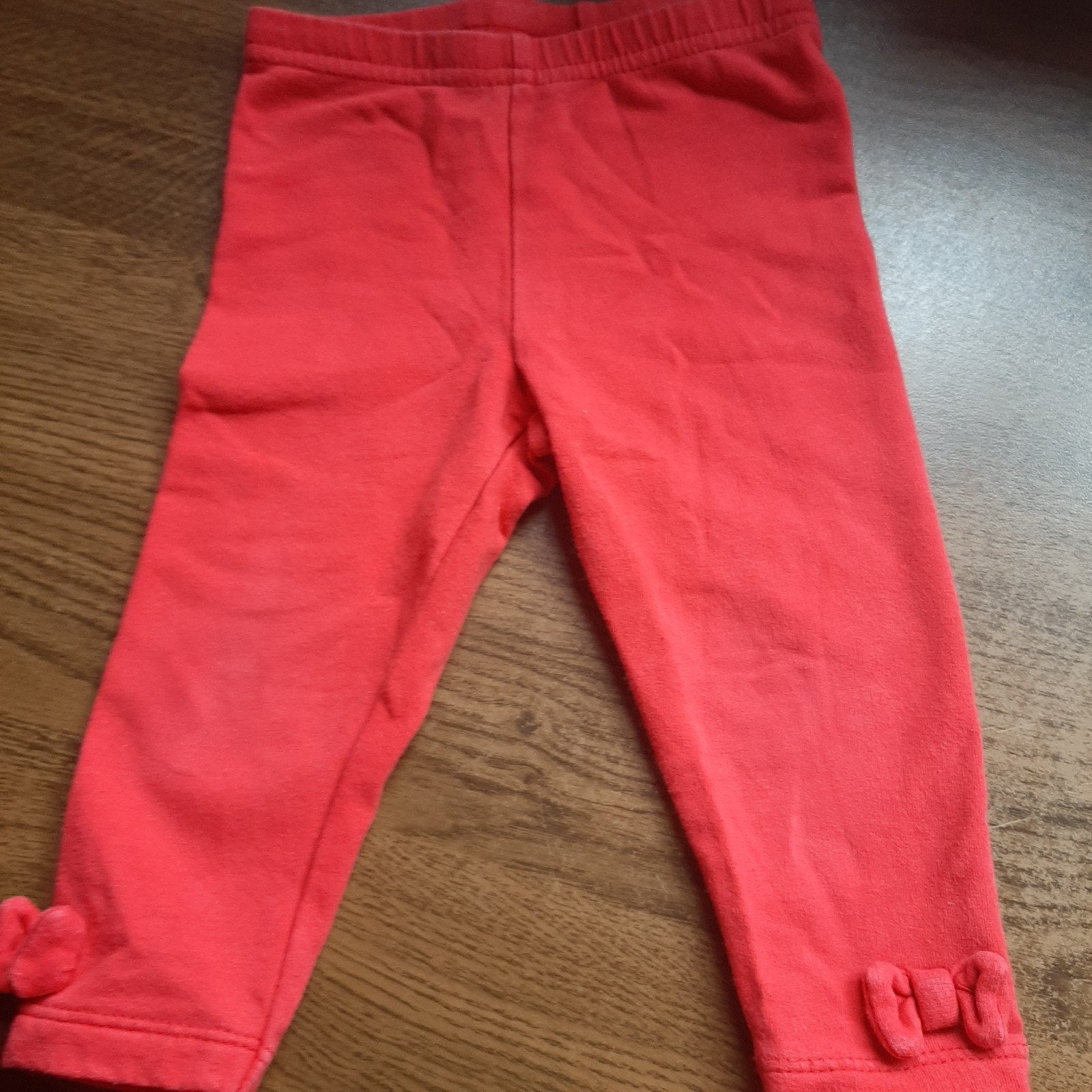 Rode broek met strikje onderaan. Maat 74., Kinderen en Baby's, Babykleding | Maat 86, Ophalen