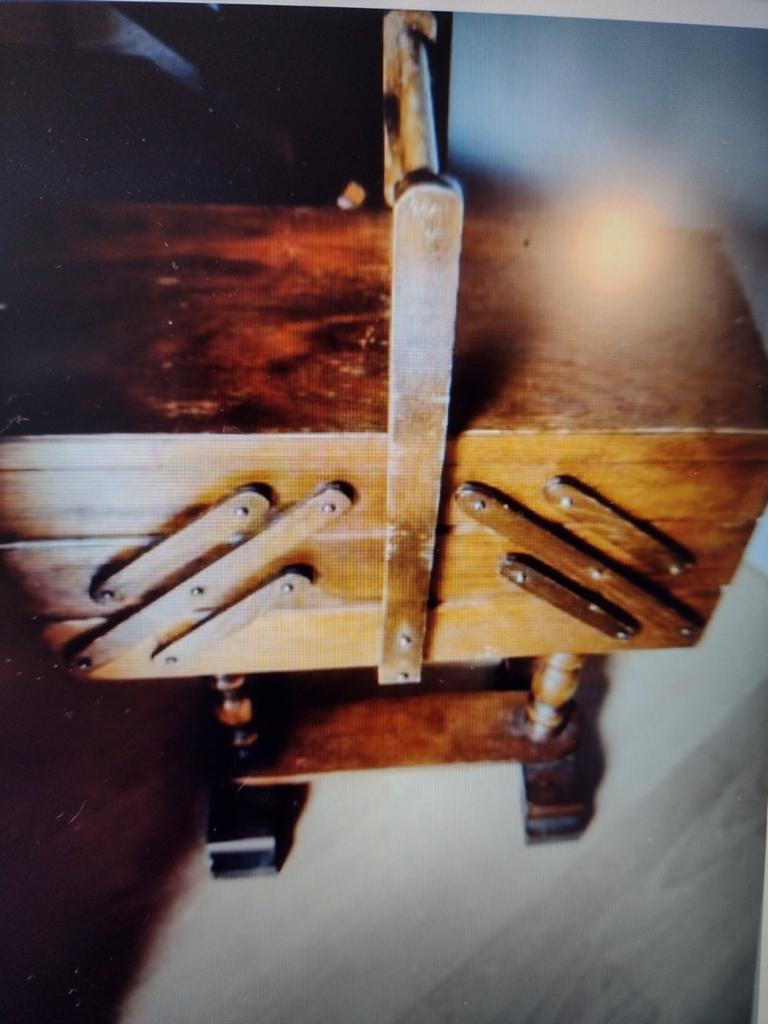 VINTAGE HOUTEN NAAIDOOS - NAAIBAK op voet - uitschuifbaar, Antiek en Kunst, Ophalen