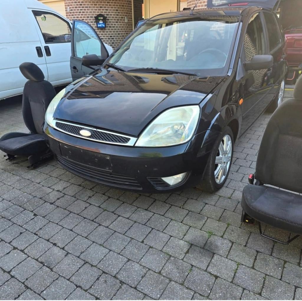 Zwarte ford fiesta, Auto's, Voorwielaandrijving, Stof, 4 cilinders, Particulier