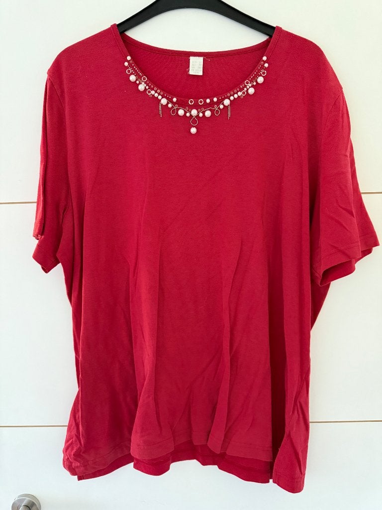 T-shirt rouge avec perles au col, Kleding | Dames, T-shirts, Sans marque, Maat 46/48 (XL) of groter, Ophalen of Verzenden, Zo goed als nieuw