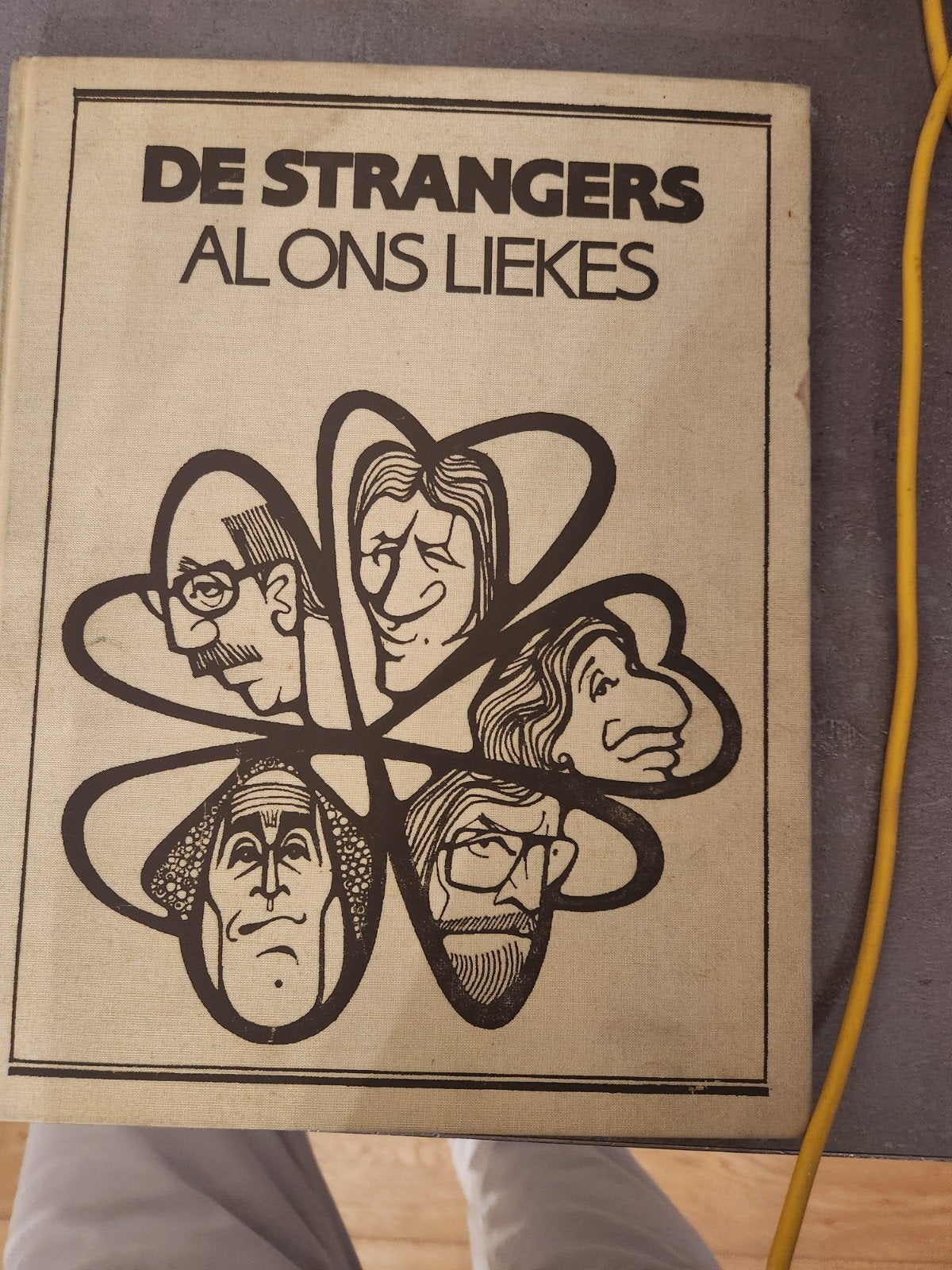 Dit is het verzamelboek "Al Ons Liekes" van de Antwerpse dia, Ophalen
