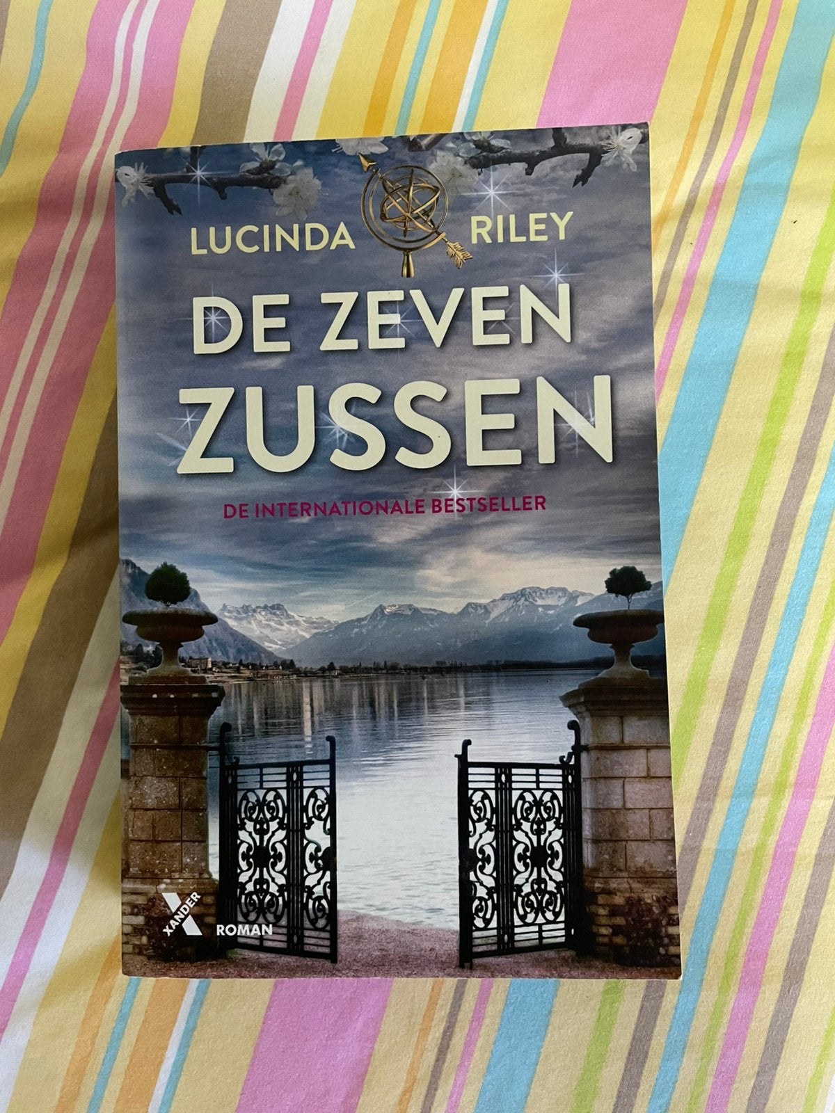 Bestseller de zeven zussen, Ophalen of Verzenden, Zo goed als nieuw