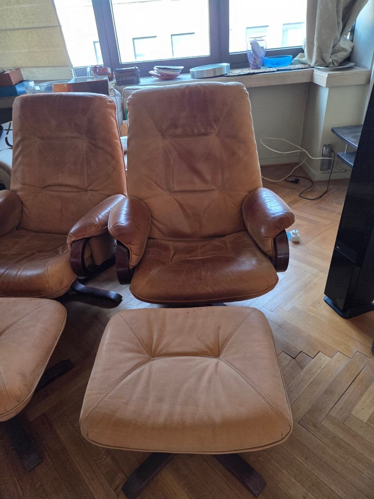 Fauteuils scandinaves cuir cognac + repose-pieds, Enlèvement, Bois