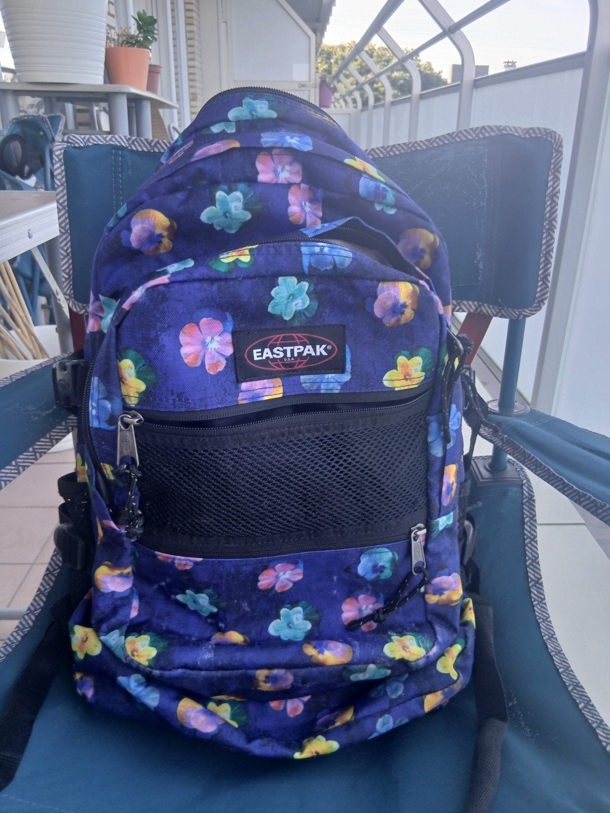 Sac à dos Eastpak à motif floral. Prix d achat 110 euros., Enlèvement, Eastpak