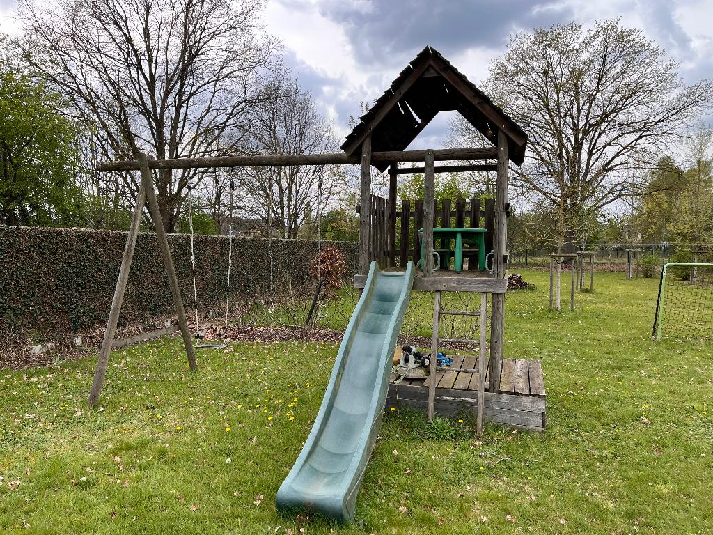 speelhuisje met schuifaf, schommels en zandbak, Ophalen, Gebruikt, Hout