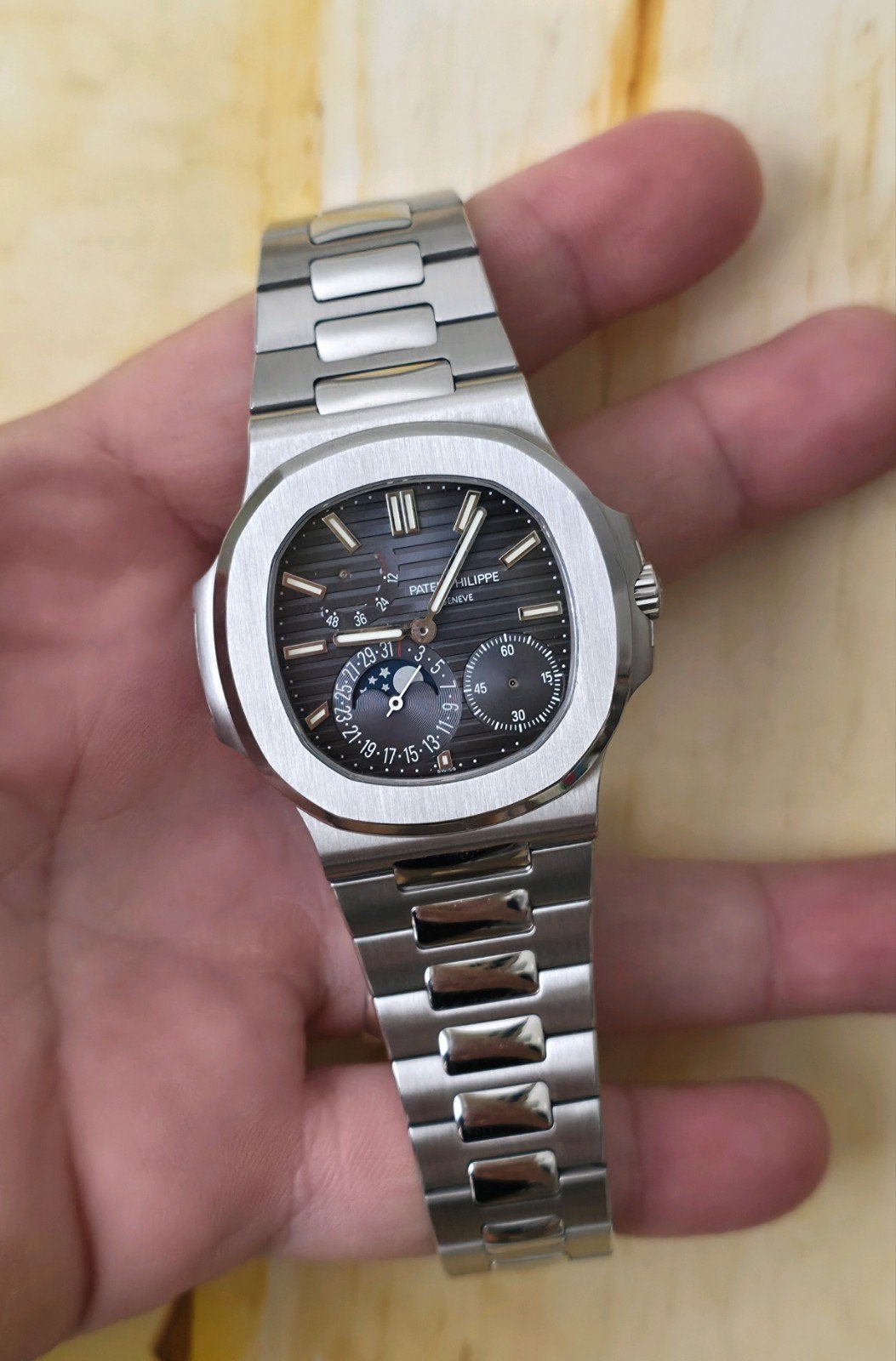 Patek Philippe Nautilus 5712/1A-001, Bijoux, Sacs & Beauté, Montres | Femmes, Montre-bracelet, Autres marques, Enlèvement ou Envoi