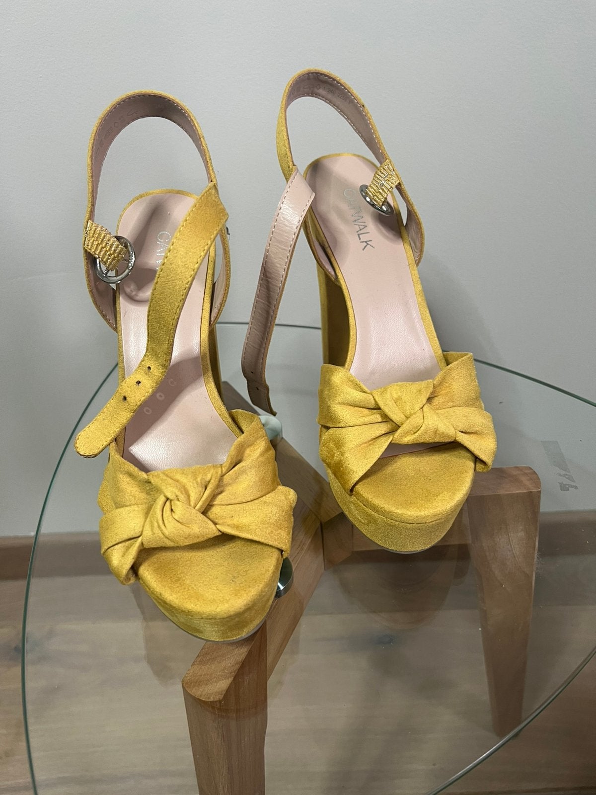 Gele sandalen met hoge hak - maat 37 - niet gedragen, Geel, Nieuw, Ophalen of Verzenden, Schoenen met hoge hakken