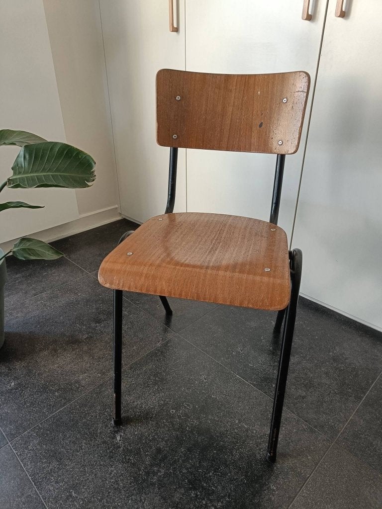 Schoolstoel met zwarte poten, Ophalen
