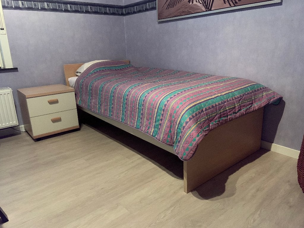 1 persoonsbed 90x200 met lattenbodem en nachtkastje, Ophalen, Gebruikt, 90 cm, Eenpersoons