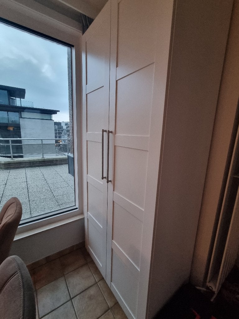 Kledingkast PAX wit + ingericht, Ophalen, 100 tot 150 cm, 200 cm of meer, Modern. Kleur wit. Ingericht met 2 zwarte lades en 2 ligplanken