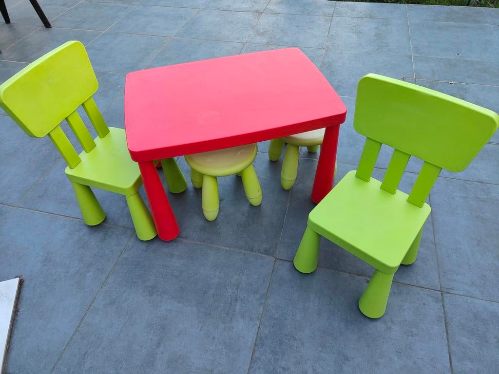 Kindertafel met twee stoelen en twee krukken, Kinderen en Baby's, Ophalen, Gebruikt