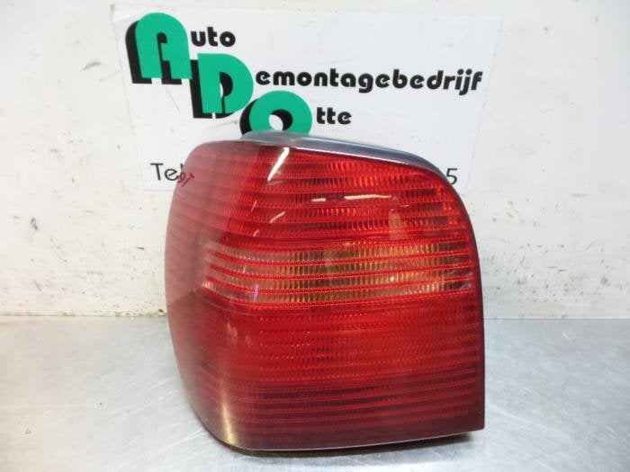 Feu arrière gauche d'un Volkswagen Polo (Polo 99-), Volkswagen, -, Utilisé, -