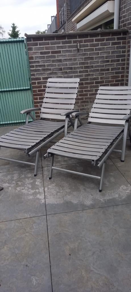 2 rol- en verstelbare tuinligstoelen aan 30 euro tesamen, Ophalen