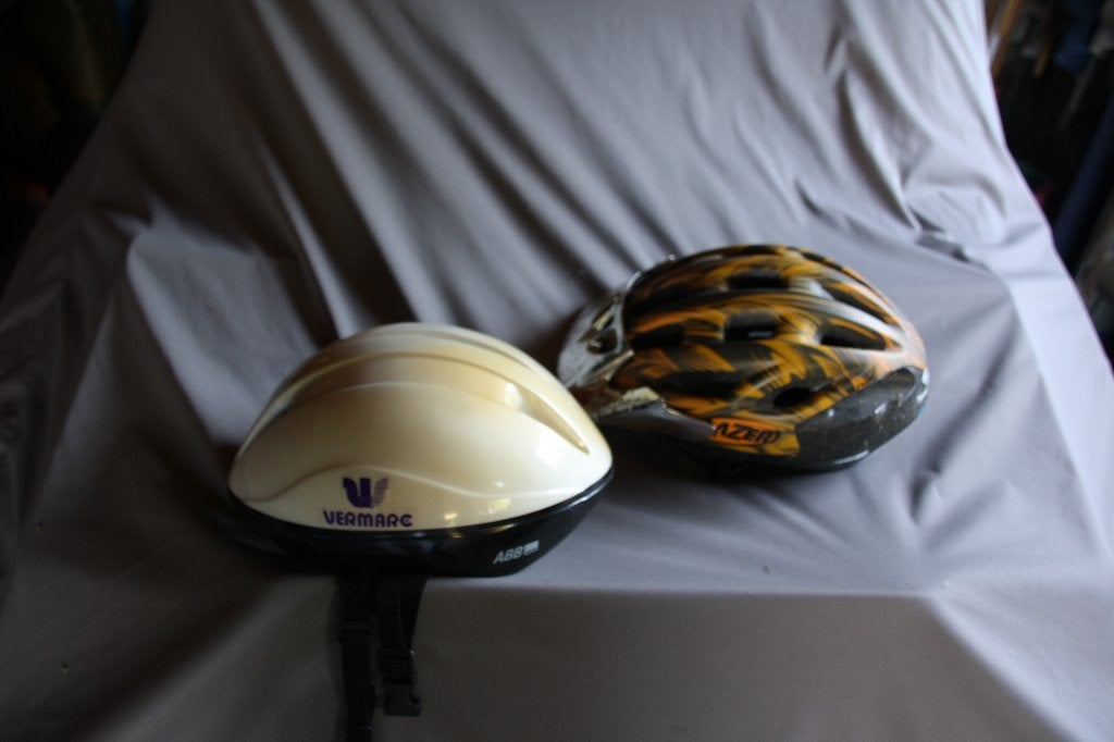 Twee fietshelmen, Vélos & Vélomoteurs, Accessoires vélo | Casques de vélo, Enlèvement, Comme neuf