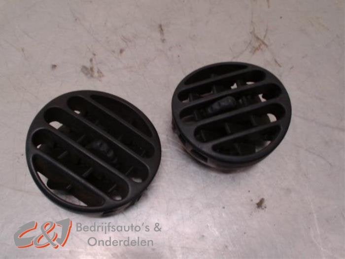 Grille aération tableau de bord d'un Nissan Interstar, -, 3 mois de garantie, Utilisé, -