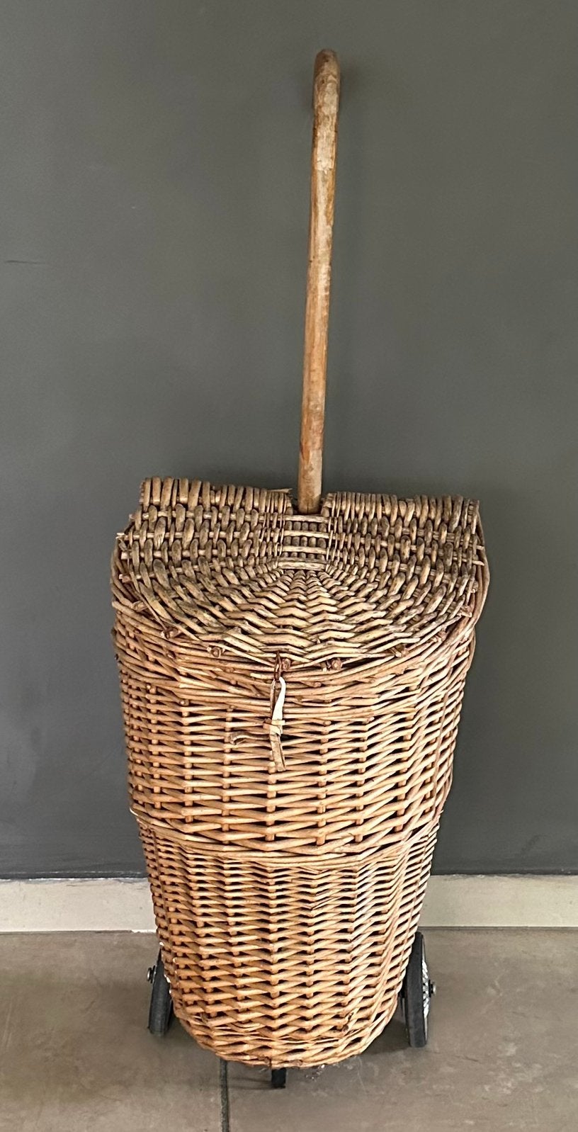 Vintage rieten boodschappenwagen / marktkar op wieltjes, Ophalen, Zo goed als nieuw, Mand, Met deksel