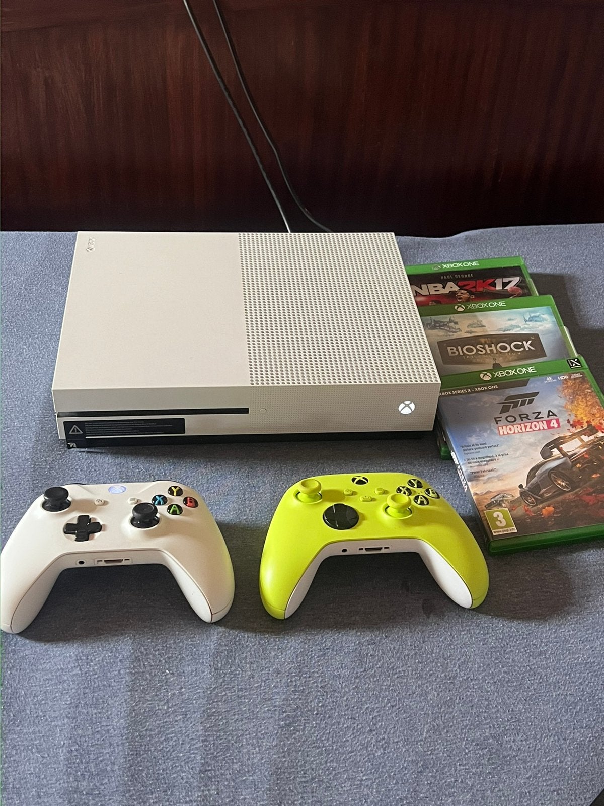 Xbox one S, Games en Spelcomputers, Spelcomputers | Xbox One, Xbox One, Met 2 controllers, Ophalen of Verzenden, Zo goed als nieuw