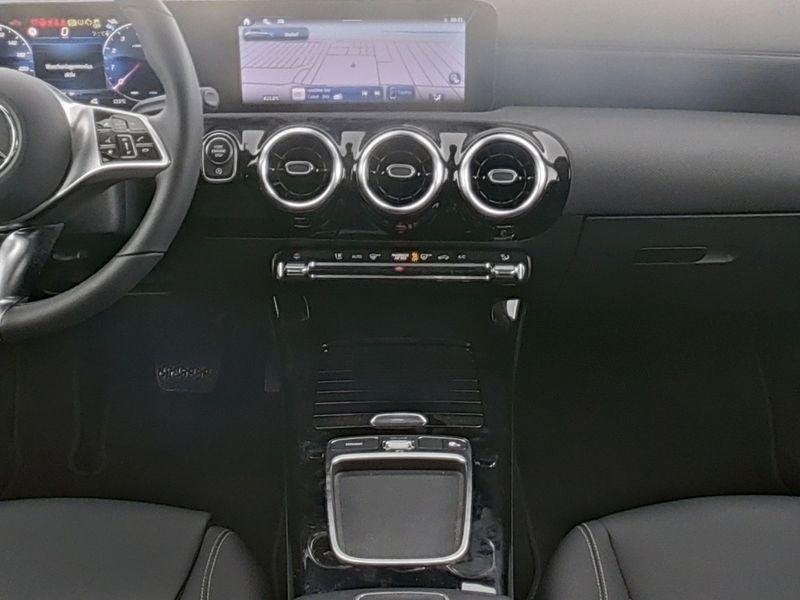 Mercedes-Benz A-Klasse 180 Hatchback Luxury Line | Smartphon, 100 kW, Achat, 1440 kg, Euro 6