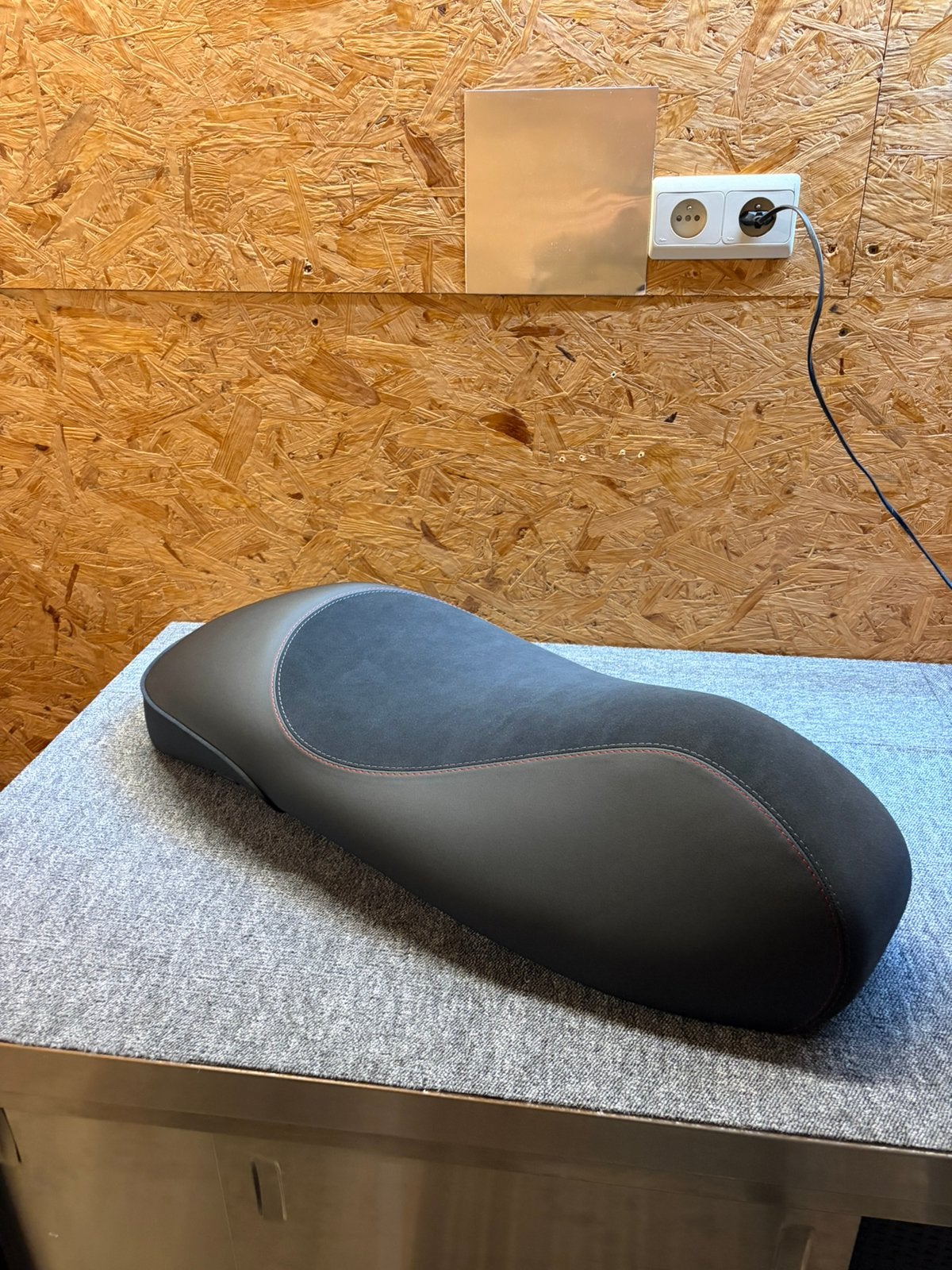 Selle mono sport Vespa GTS. Nouveau, Vélos & Vélomoteurs, Pièces de cyclomoteur | Scooters, Enlèvement ou Envoi, Selle, Vespa