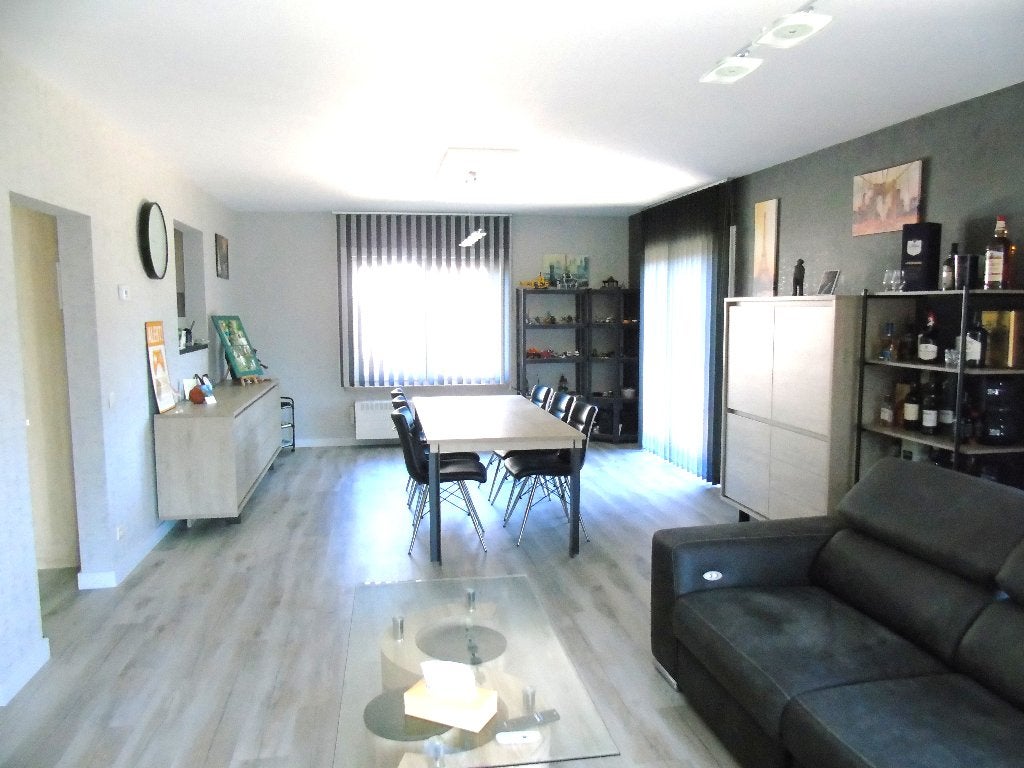 Ruim appartement met tuintje, 200 tot 500 m², Provincie Oost-Vlaanderen, 3 kamers, 150 m²