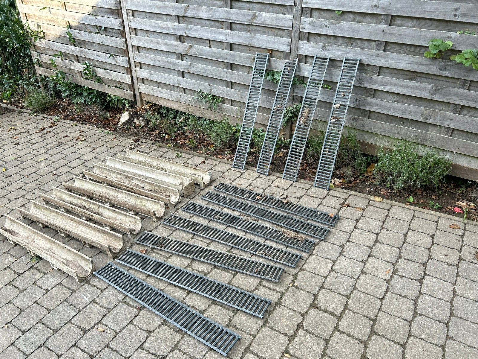 Lot de 7 caniveaux de drainage 1m avec grilles, Bricolage & Construction, Tuyaux & Évacuations, 6 mètres ou plus, Enlèvement, Utilisé