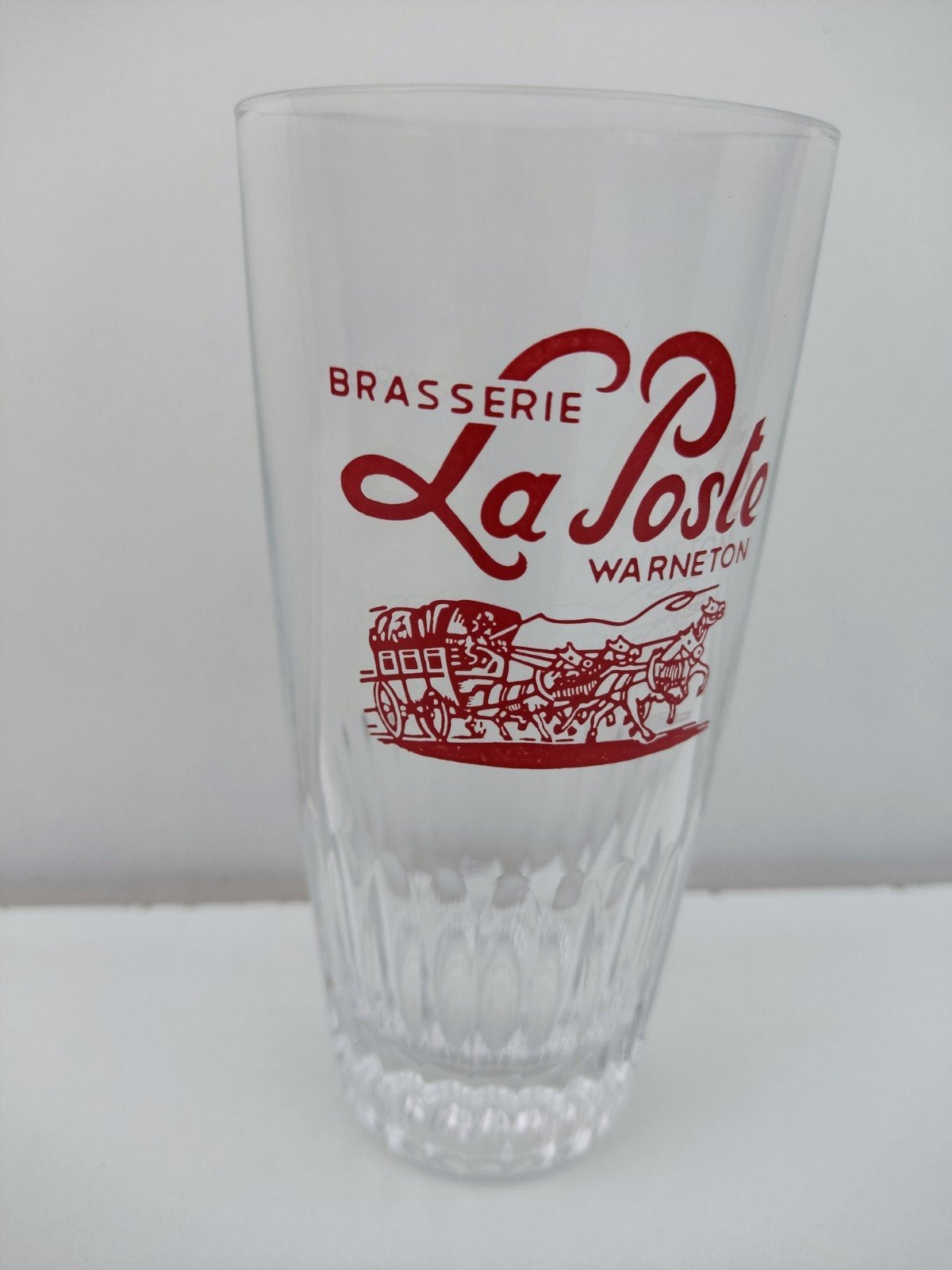 Vintage bierglas Brasserie La Poste Warneton – Met postkoets, Ophalen, Zo goed als nieuw, Glas of Glazen, Overige merken